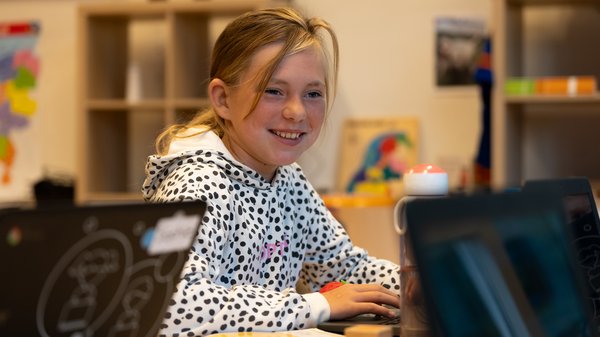 
      
        Meester_Kremerschool_05-10-02.jpg
      
    